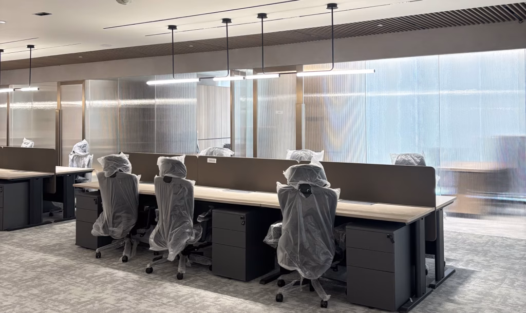 Memastikan Fungsi dan Estetika Interior Kantor Modern Berjalan Sempurna di Lapangan